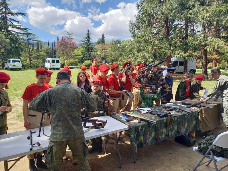 В оккупированном Крыму детей заставили принести присягу. dqxikeidqxiqqeant