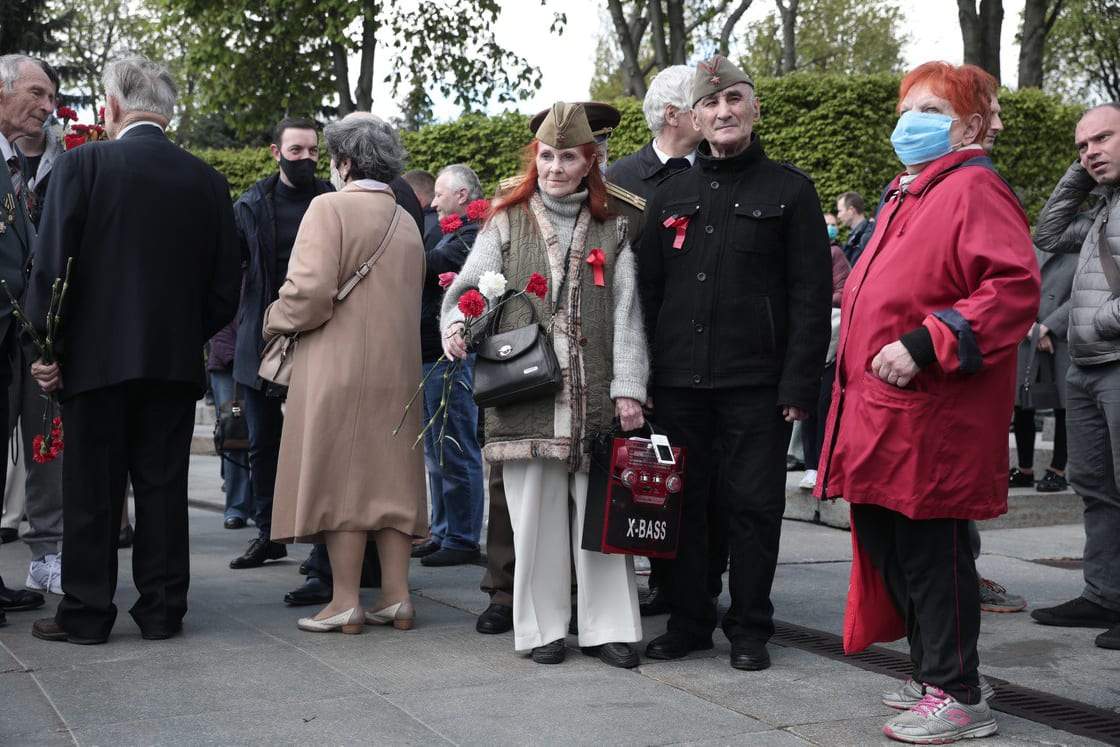 У Києві люди покладають квіти у Парку Слави У Києві люди покладають квіти у Парку Слави