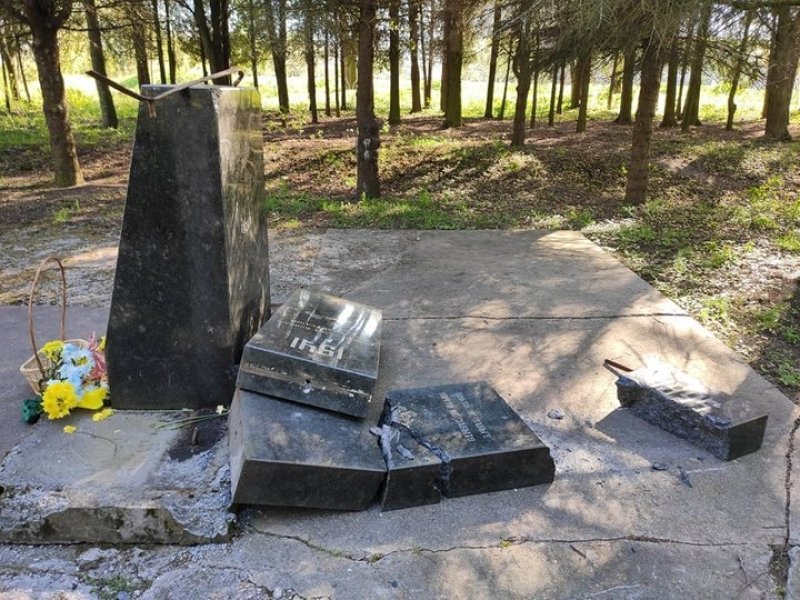 Во Львовской области уничтожили памятник советским воинам Львовская область, Новый Роздол, разрушили памятник, советские солдаты, советская армия, вандалы, вандализм, уничтожили, памятник, 9 мая, день победы, разрушили памятник, уничтожение памятника dqxikeidqxiqqeant