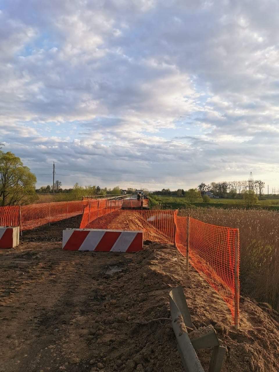 На месте рухнувшего во Львовской области моста из песка и грунта оборудовали пешеходную зону. Фото: Фейсбук dqxikeidqxiqqeant