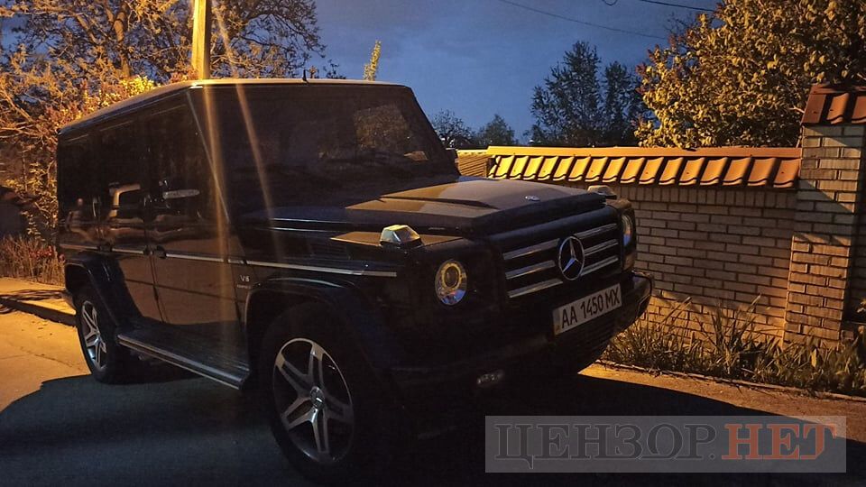 Машину оставили на тротуаре. dqxikeidqxitkant