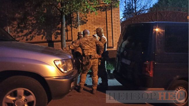 В доме продолжились обыски.