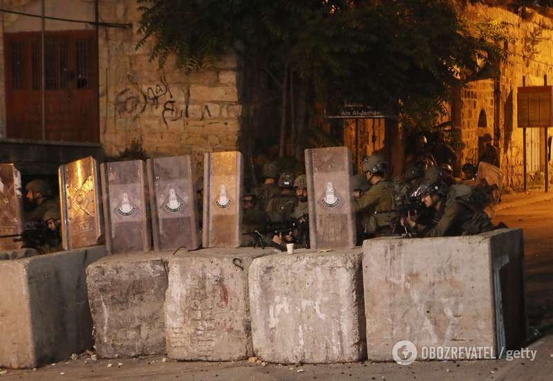 Полиция задержала 400 человек.