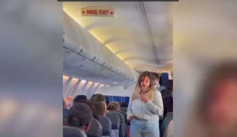 Девушка с окровавленным лицом. dqxikeidqxitkant