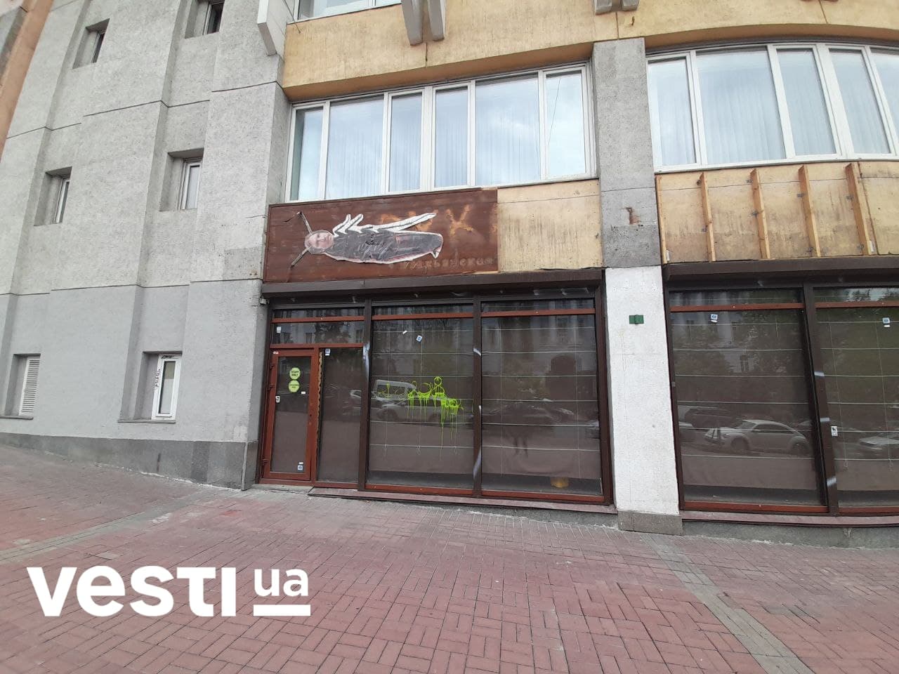 Иван Дорн превратился в таракана в центре Киева – фото - фото 2 dqxikeidqxitkant