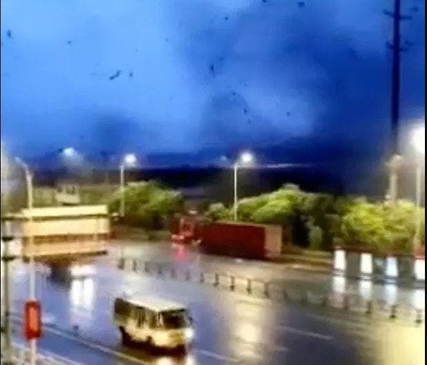 В Ухане зафиксировали мощный торнадо