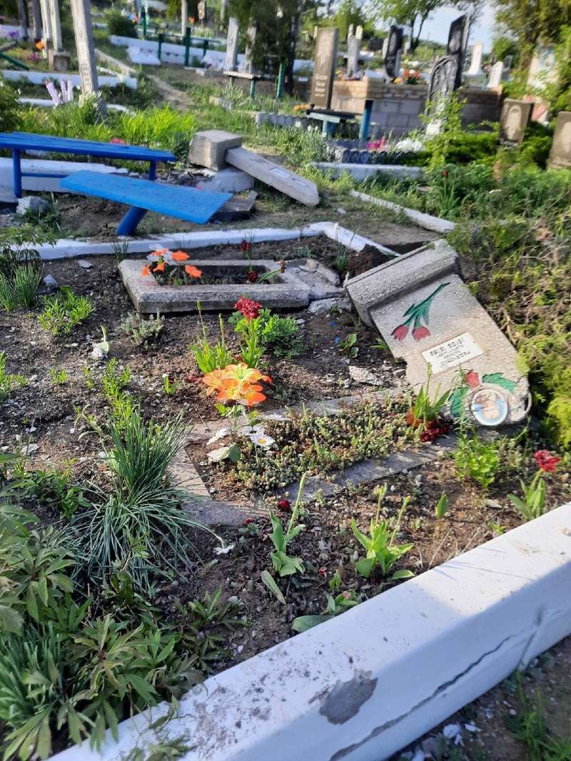 Террористы "ЛНР" на танках разрушили могилы.