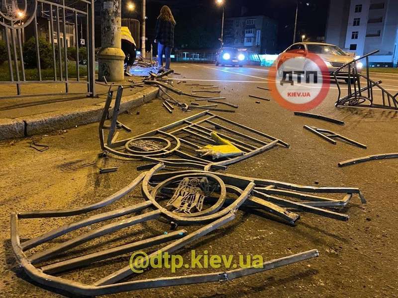 Водитель, маневрируя за рулем грузовика, снес забор