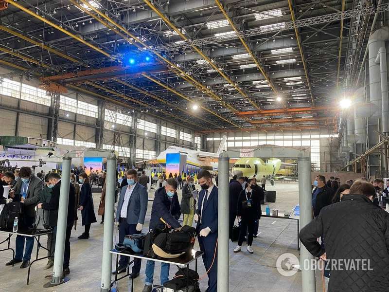 Зеленский собрал журналистов на заводе "Антонов". Фоторепортаж