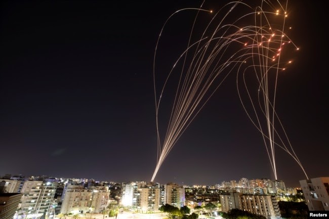 Протиракетна система «Залізний купол» перехоплює ракети, випущені зі Змуги Гази по території Ізраїлю, 11 травня 2021 року dqxikeidqxiqqeant