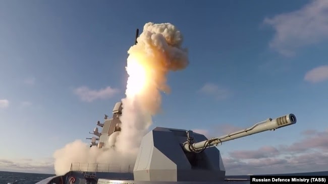 Пуск крилатої ракети «Калібр» із російського фрегата «Адмірал Горшков» під час стратегічних командно-штабних навчань «Грім-2019»