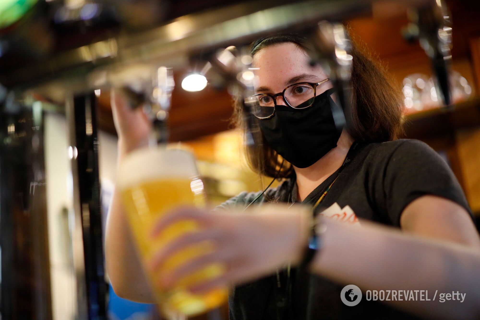 Бармен в средствах персональной защиты против коронавируса dqxikeidqxitkant