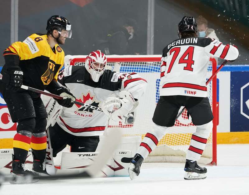 Германия сенсационно обыграла Канаду.