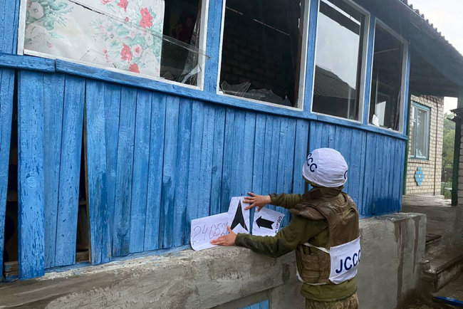 Обстрел террористами н.п.Пивничне: маркировка на остатках ракет указывает на российское производство боеприпасов 13 Обстрел террористами н.п.Пивничне: маркировка на остатках ракет указывает на российское производство боеприпасов 13