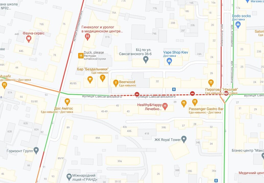 Из-за происшествия на соседних улицах образовались пробки. dqxikeidqxiqqeant