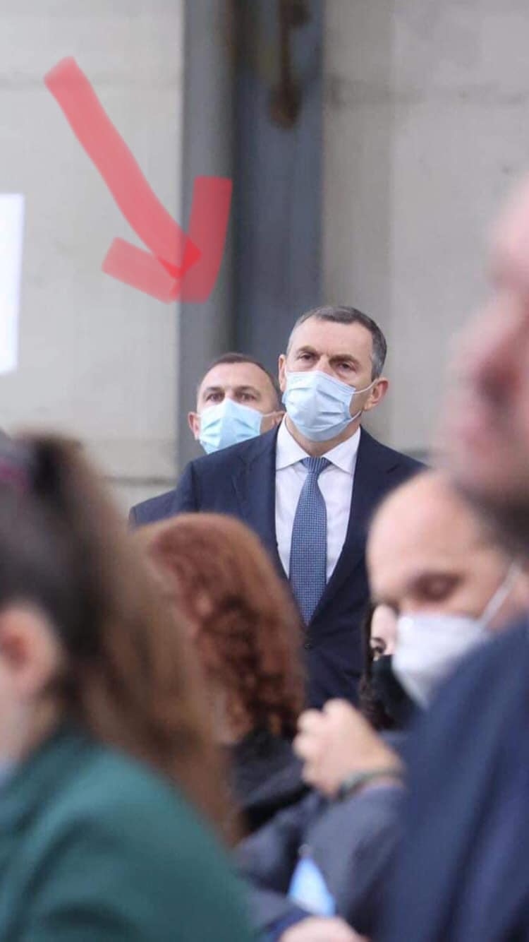 Возможно, это изображение (2 человека и люди стоят)