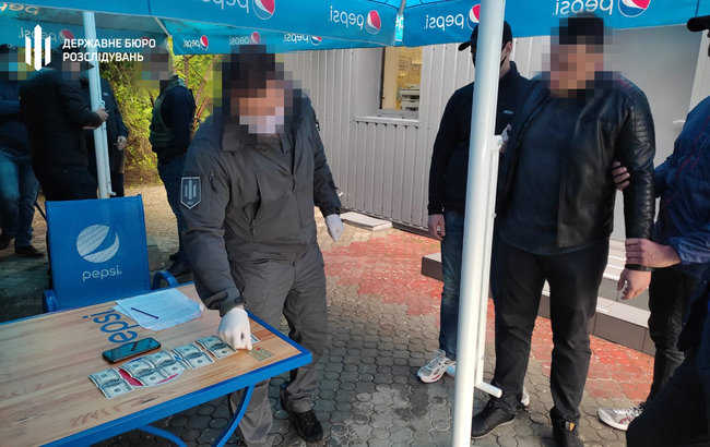 В Сумах при получении 600 долл. взятки за содействие контрабанде задержан пограничник, - ГБР 02 В Сумах при получении 600 долл. взятки за содействие контрабанде задержан пограничник, - ГБР 02 dqxikeidqxiqqeant