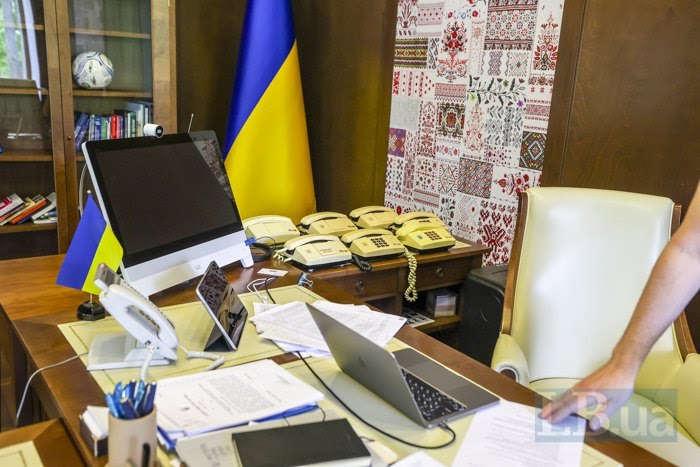 Стіл в кабінеті міністра