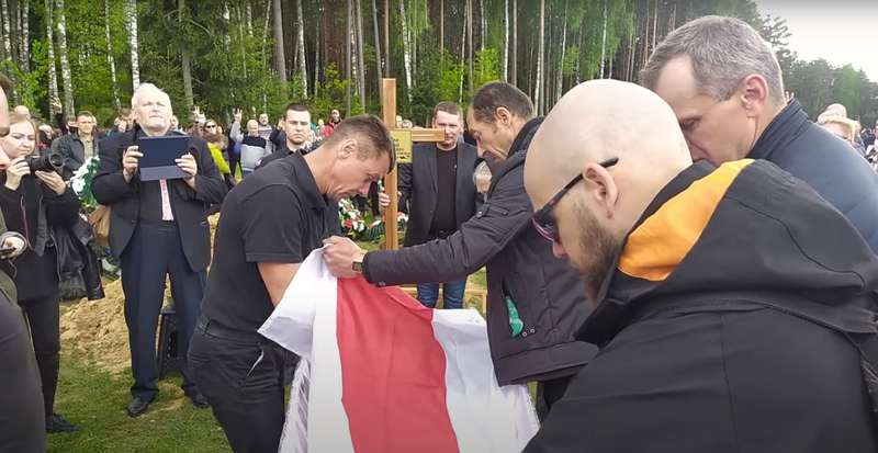 Витольда Ашурка похоронили с бело-красно-белым флагом.