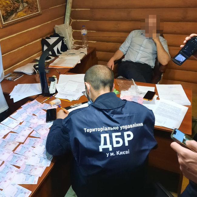 В Киеве при получении взяток задержали руководителей парков Конча-Заспа и Голосеевский 03 В Киеве при получении взяток задержали руководителей парков Конча-Заспа и Голосеевский 03