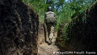 Український військовий в окопах на лінії фронту на Донбасі (архівне фото) Український військовий в окопах на лінії фронту на Донбасі (архівне фото) dqxikeidqxitkant