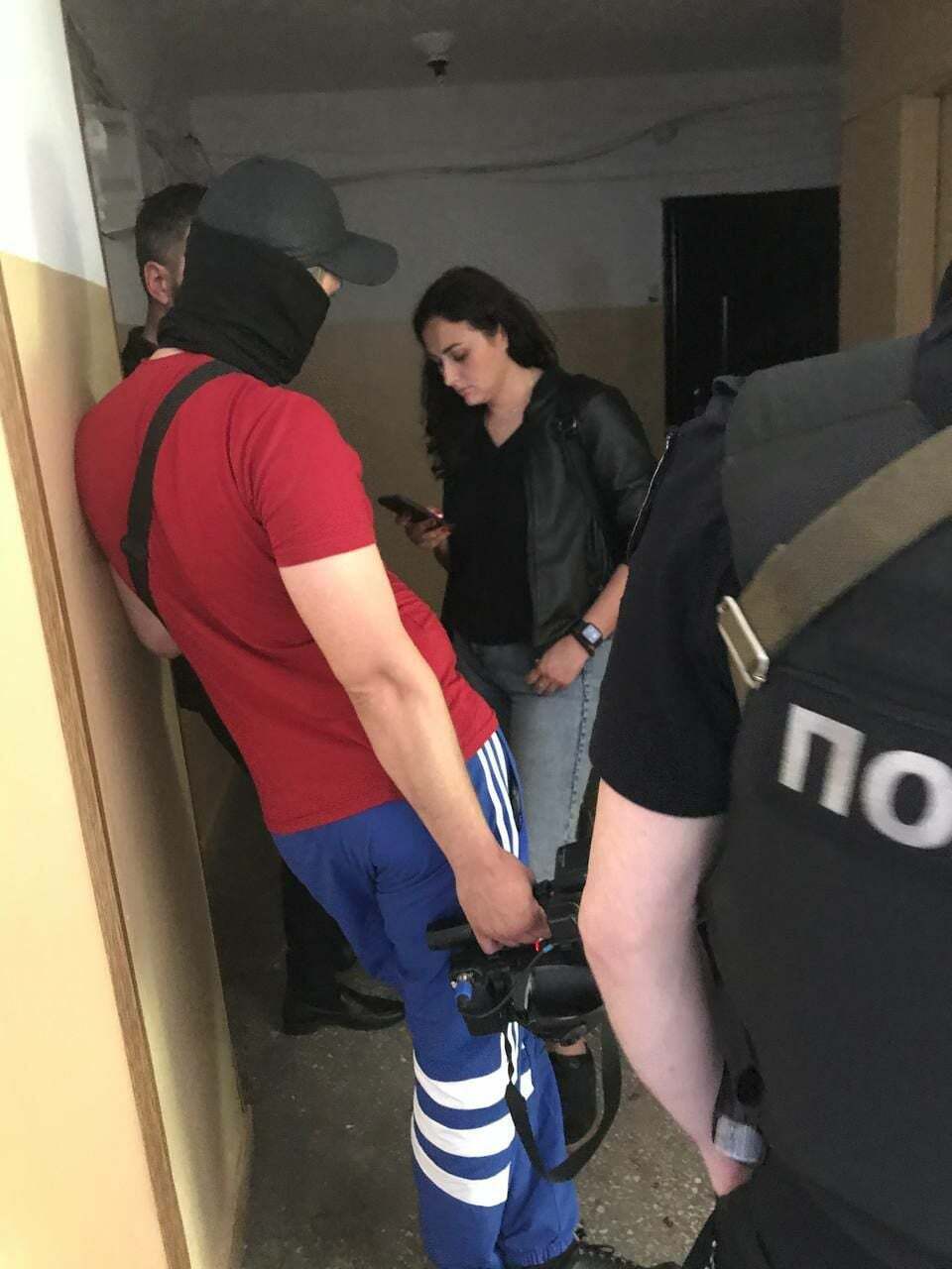 Человек в балаклаве у квартиры политика dqxikeidqxitkant