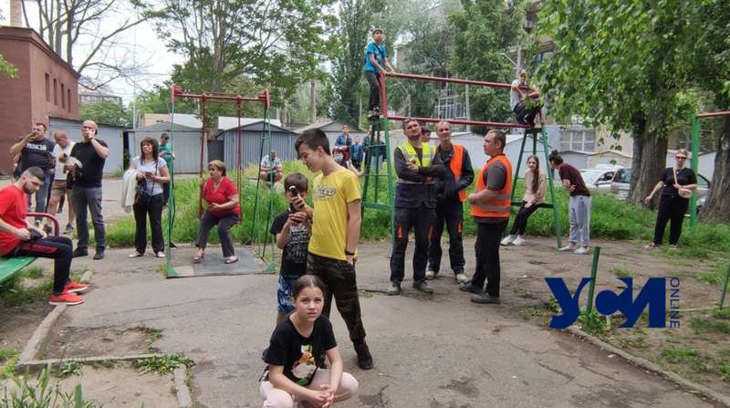 Люди вышли из дома. dqxikeidqxiqqeant