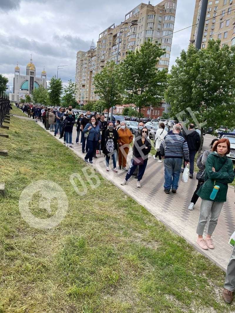 Очередь возле МВЦ растянулась на 300 метров