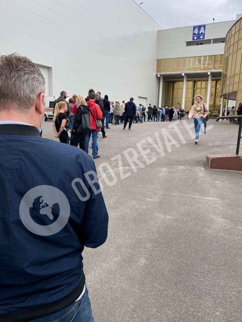Очередь возле МВЦ