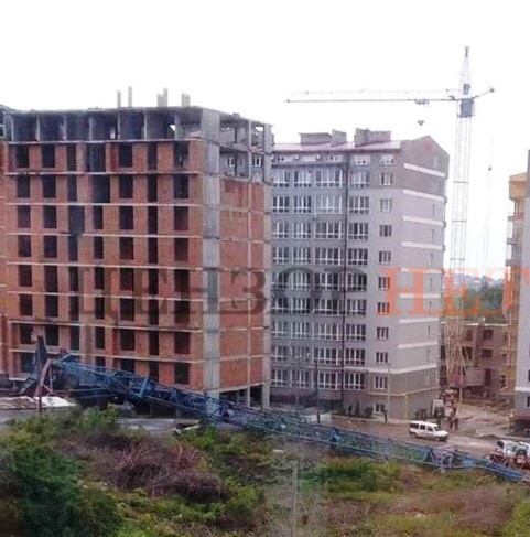 На стройплощадке в Черновцах упал подъемный кран, крановщик госпитализирован с травмами, - источник 01 На стройплощадке в Черновцах упал подъемный кран, крановщик госпитализирован с травмами, - источник 01 dqxikeidqxiqqeant