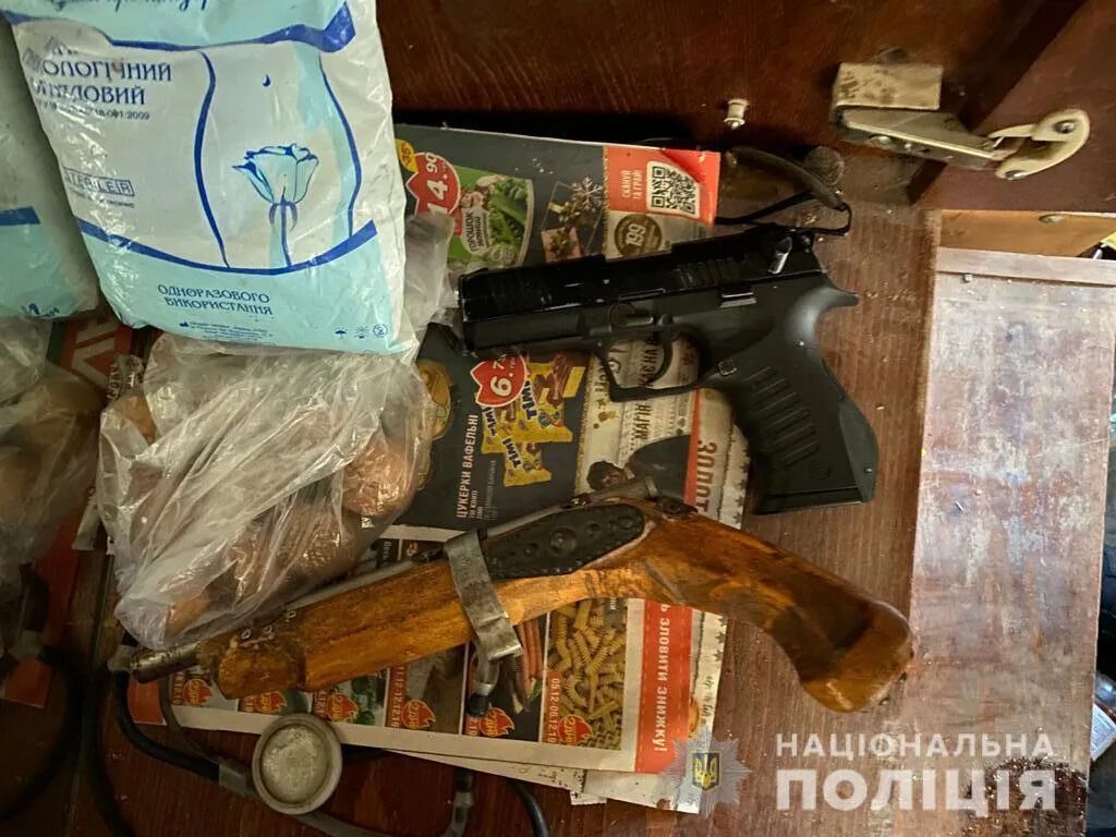 По месту проживания подозреваемого было найдено и изъято оружие