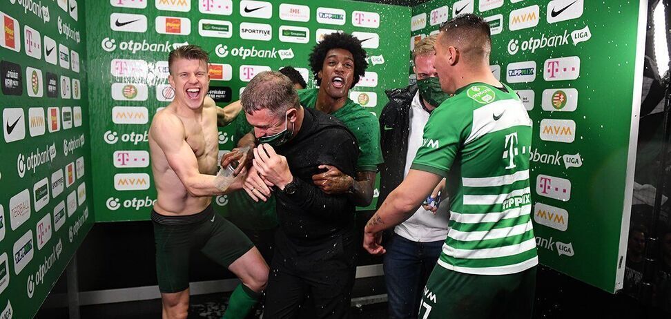 Игроки празднуют победу в чемпионате Венгрии с Ребровым