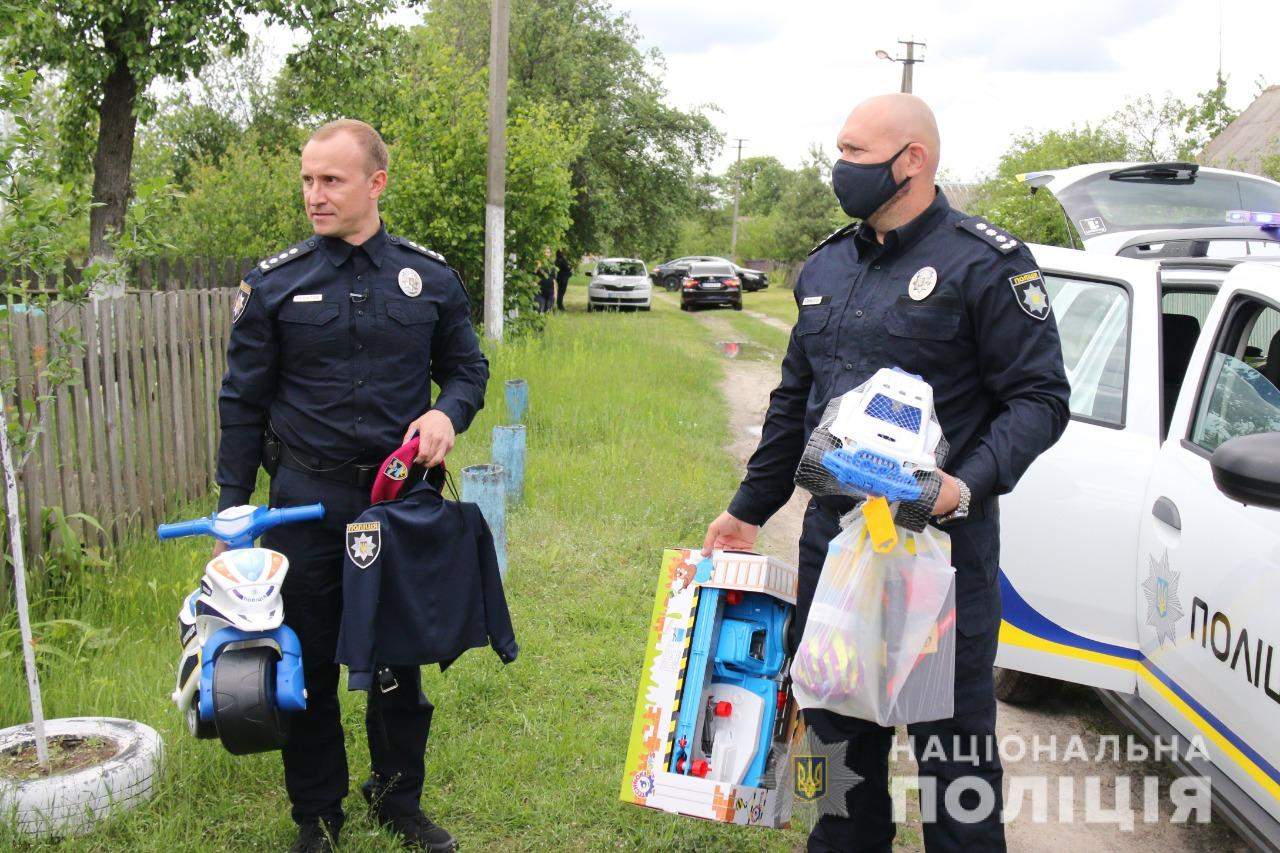 Поліція приїхала з подарунками до Богдана Уніченка Поліція приїхала з подарунками до Богдана Уніченка dqxikeidqxitkant