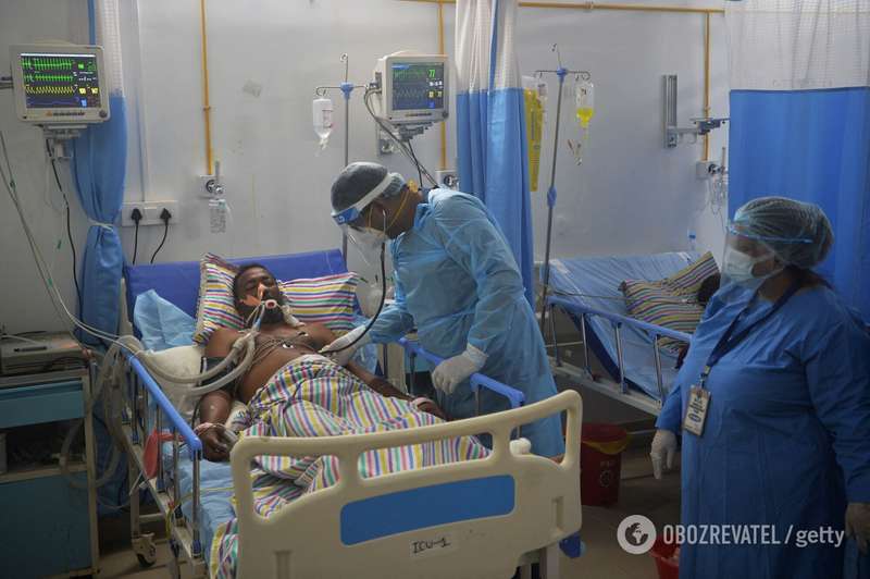 Больной коронавирусом в индийской больнице