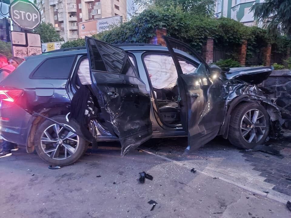 В Ривне произошло масштабное ДТП с такси: много пострадавших. Фото