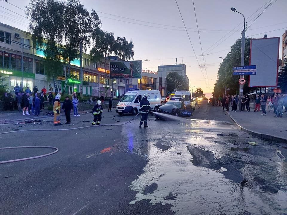 В Ривне произошло масштабное ДТП с такси: много пострадавших. Фото