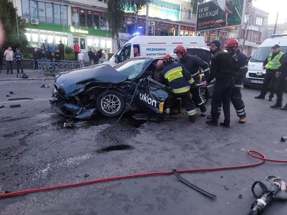 В Ривне произошло масштабное ДТП с такси: много пострадавших. Фото