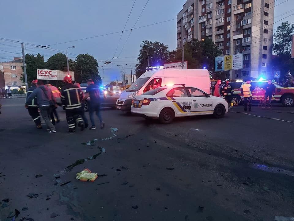 В Ривне произошло масштабное ДТП с такси: много пострадавших. Фото