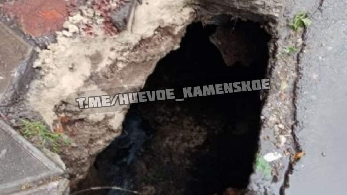 Провалилась под землю: в Каменском женщина упала в яму прямо на трамвайной остановке dqxikeidqxiqqeant