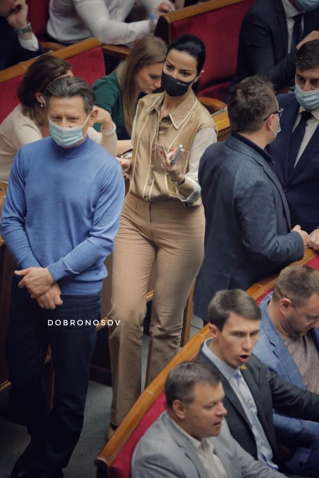 Слуга народа Дмитриева пришла на заседании парламента в рубашке за 28,5 тыс. грн, – журналистка Стешенко 01 dqxikeidqxitkant