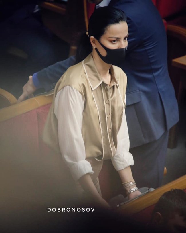 Слуга народа Дмитриева пришла на заседании парламента в рубашке за 28,5 тыс. грн, – журналистка Стешенко 02