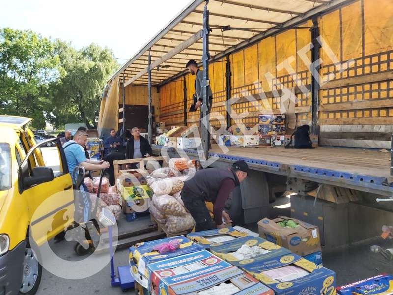 Продавцы устроили рынок прямо на дороге. dqxikeidqxitkant