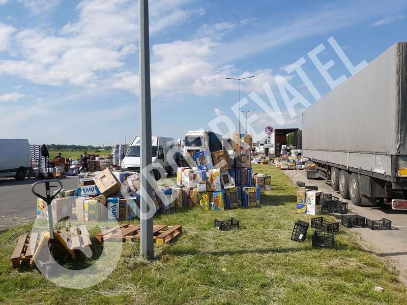 Люди продают товары с машин.