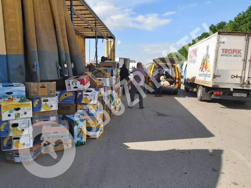 Рынок организовали вдоль дороги к "Столичному".