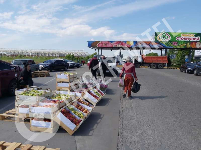 Товары разложены на дороге.