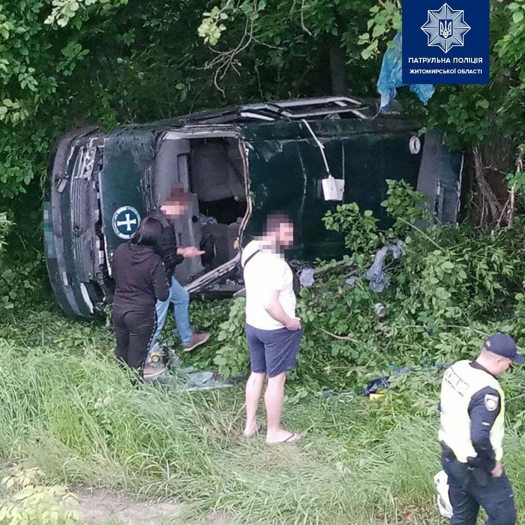 Микроавтобус капеллана слетел в кювет и перевернулся dqxikeidqxiqqeant