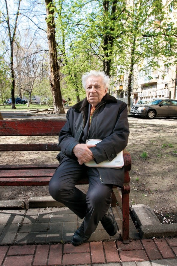 Ярослав КАЛАКУРА, 83 роки, історик. Народився 24 вересня 1937-го на хуторі Зозунівка Підгаєцького району на Тернопільщині. Батьки працювали в колгоспі. Закінчив історичний факультет Чернівецького університету й аспірантуру в Київському університеті імені Тараса Шевченка. Був викладачем і доцентом Івано-Франківського педагогічного інституту. Працював в апараті центрального комітету Комуністичної партії України, був заступником директора Інституту підвищення кваліфікації викладачів суспільних наук при Київському університеті, проректором з навчальної роботи Київського університету. За сумісництвом – в Інституті української археографії та джерелознавства імені Михайла Грушевського та Національному науково-дослідному інституті українознавства. Доктор історичних наук. Автор близько 600 наукових, науково-популярних і навчально-методичних праць. Улюблений фільм – ”Білий птах із чорною ознакою” Юрія Іллєнка. Любить борщ, вареники з картоплею та сиром, банош із бринзою. Подорожує, фотографує, працює в саду. 57 років у шлюбі з фахівчинею з харчових технологій Марією Михайлівною, 79 років. Виховали двох синів. Мають чотирьох онуків. Живе в Києві dqxikeidqxitkant