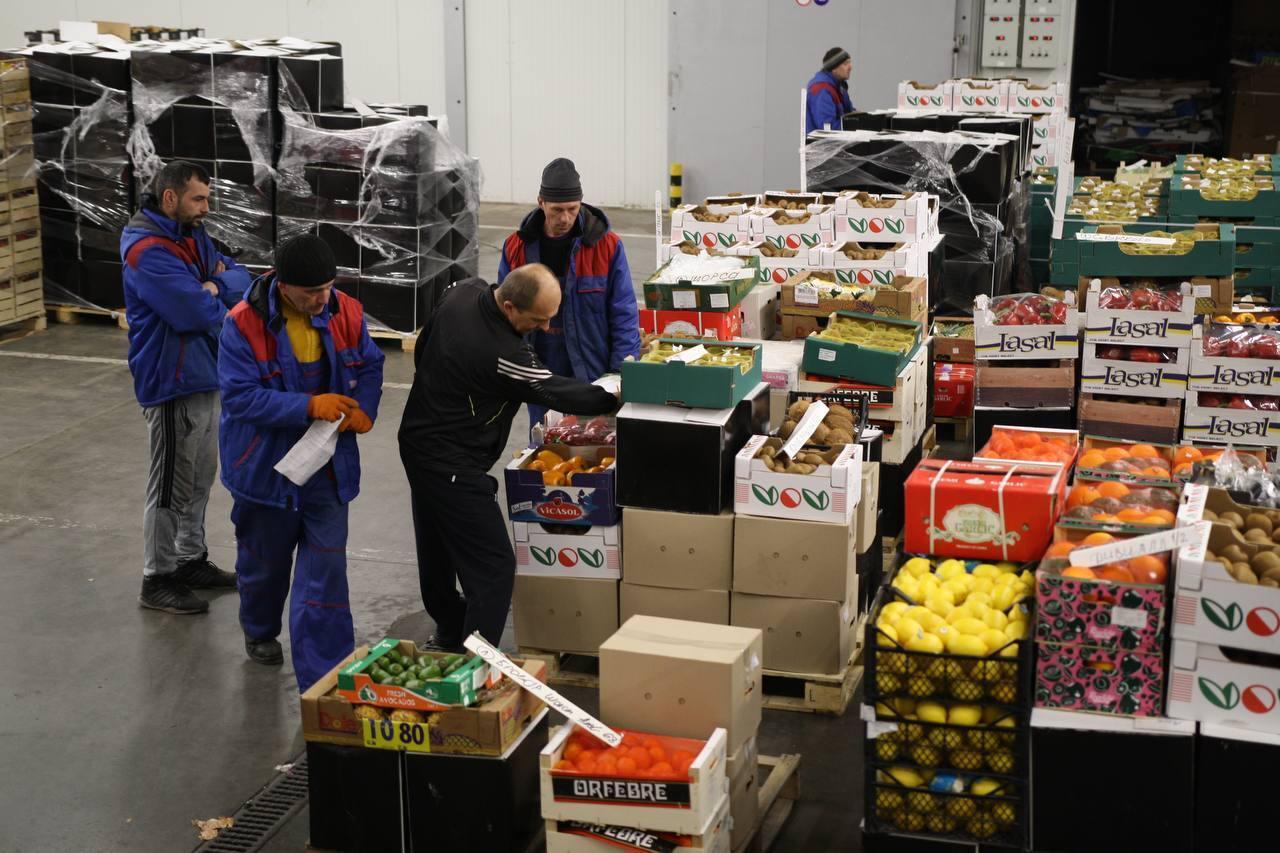 Сотни людей ежедневно приезжали на рынок за продуктами.