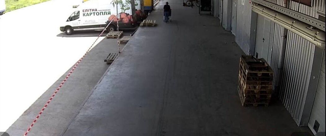 Захват "Столичного": рейдеры запугивают фермеров, а титушки – мародерят павильоны