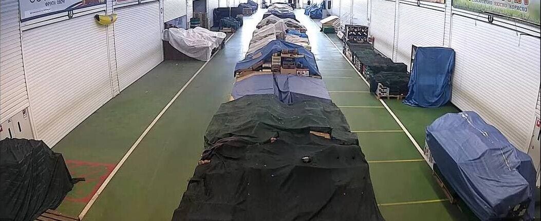 Захват "Столичного": рейдеры запугивают фермеров, а титушки – мародерят павильоны